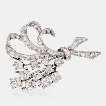 799. A circa 4.00 ct diamond brooch.