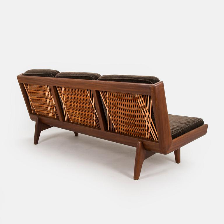 Carl Gustaf Hiort af Ornäs, sohva, "Studio", Puunveisto Oy - Träsnideri Ab 1900-luvun puoliväli.
