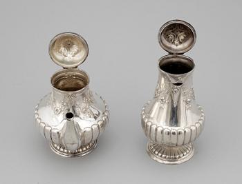 KANNOR, 2 st, silver. Rokokostil, troligen Tyskland 1900-talets början. Vikt tot ca 1000 g.