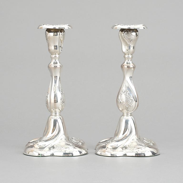 LJUSSTAKAR, ett par, silver, rokokostil, omkring 1900-talets mitt.