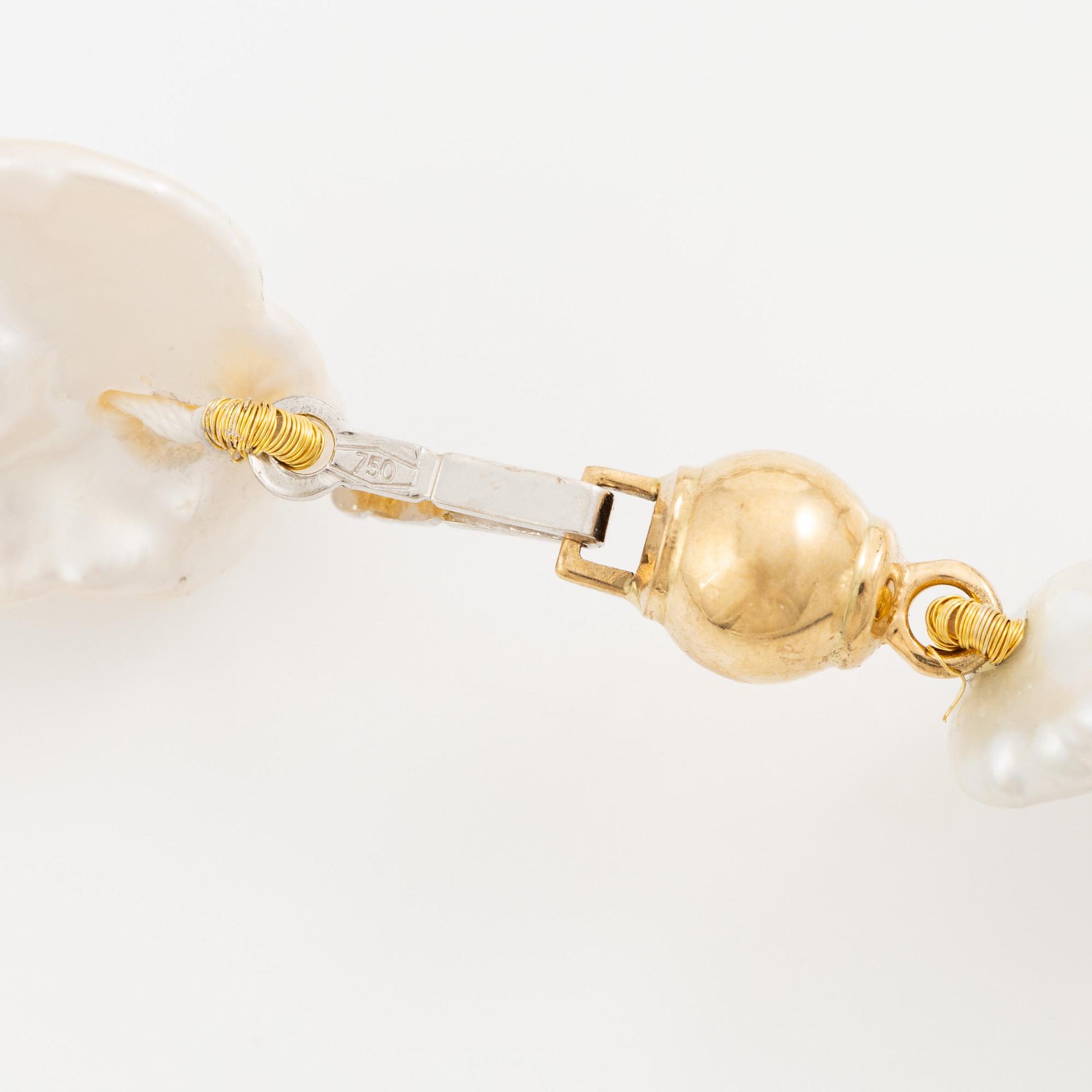 Collier odlade barockformade sötvattenspärlor lås 18K guld.