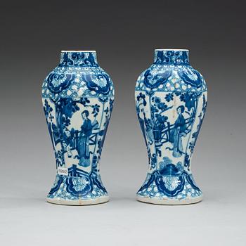VASER, ett par, porslin. Qing dynastin, Kangxi (1662-1722).