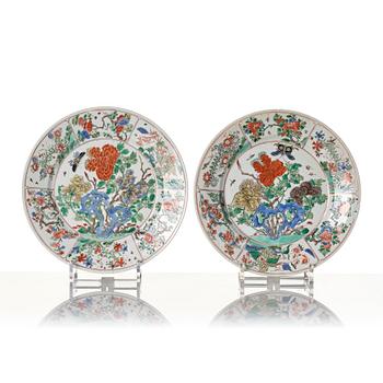 A pair of Chinese famille verte porcelain plates, Qing dynasty, Kangxi (1662-1722).