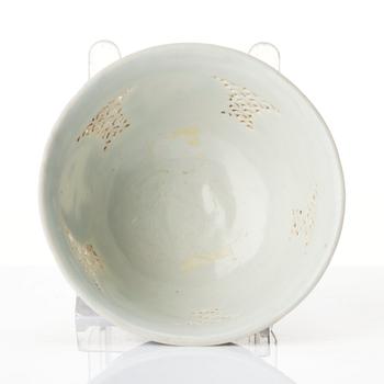 A blue and white bowl, 'Hatcher Cargo', 17th Century.