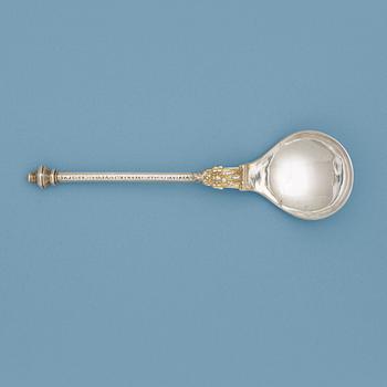 899. A Baltic late 16th century parcel-gilt spoon, marks of Thomas Smolde, Riga (1580-1602).