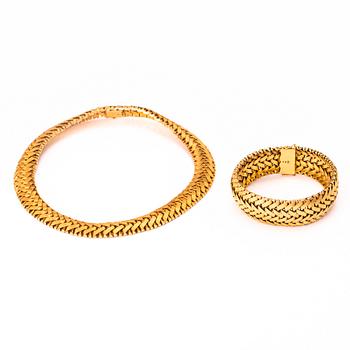 An 18K gold bracelet and necklace.