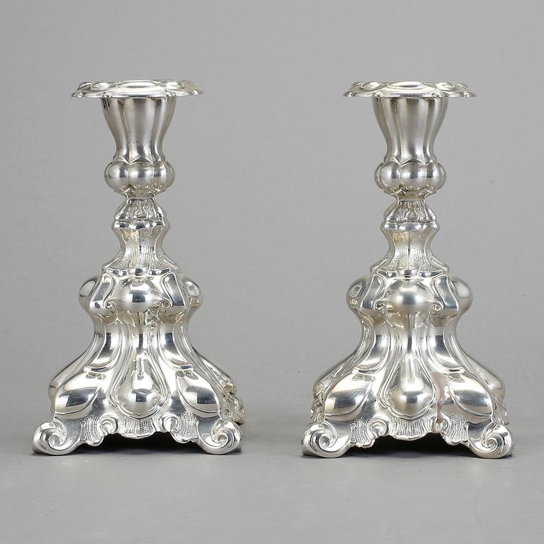 LJUSSTAKAR, ett par, silver, barockstil, 1900-tal, svenska importstämplar. Fylld fot tot vikt: 1728 gram.