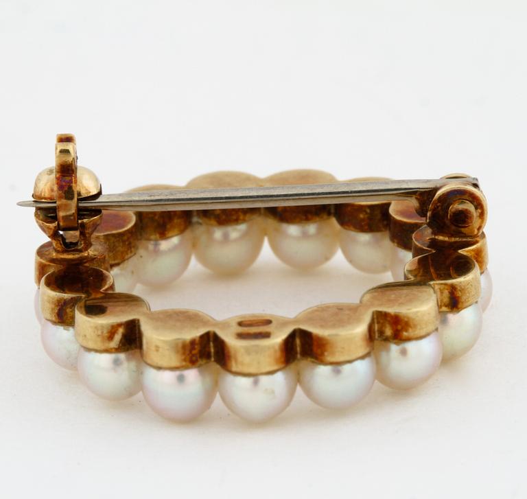 A cultured pearl brooch.