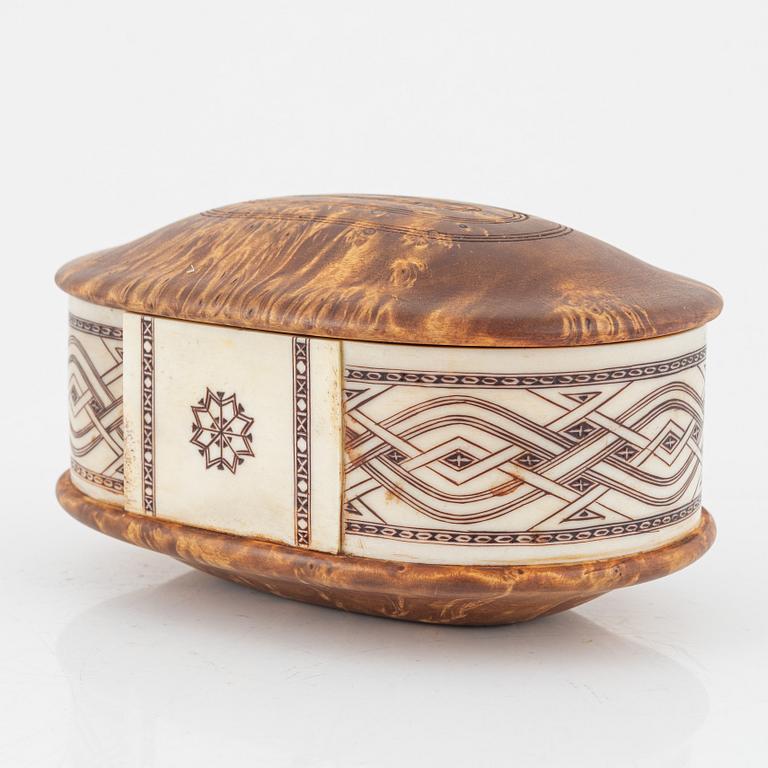 Esse Poggats, a birch and reindeer horn box, signed.