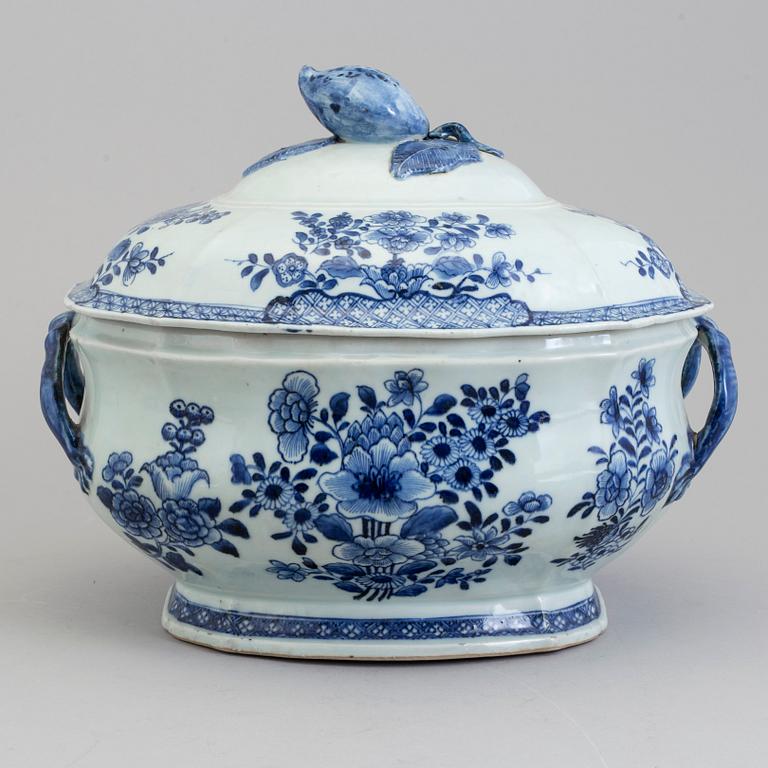 A blue and white tureen with cover, Qing dynasty, Qianlong (1736-95).