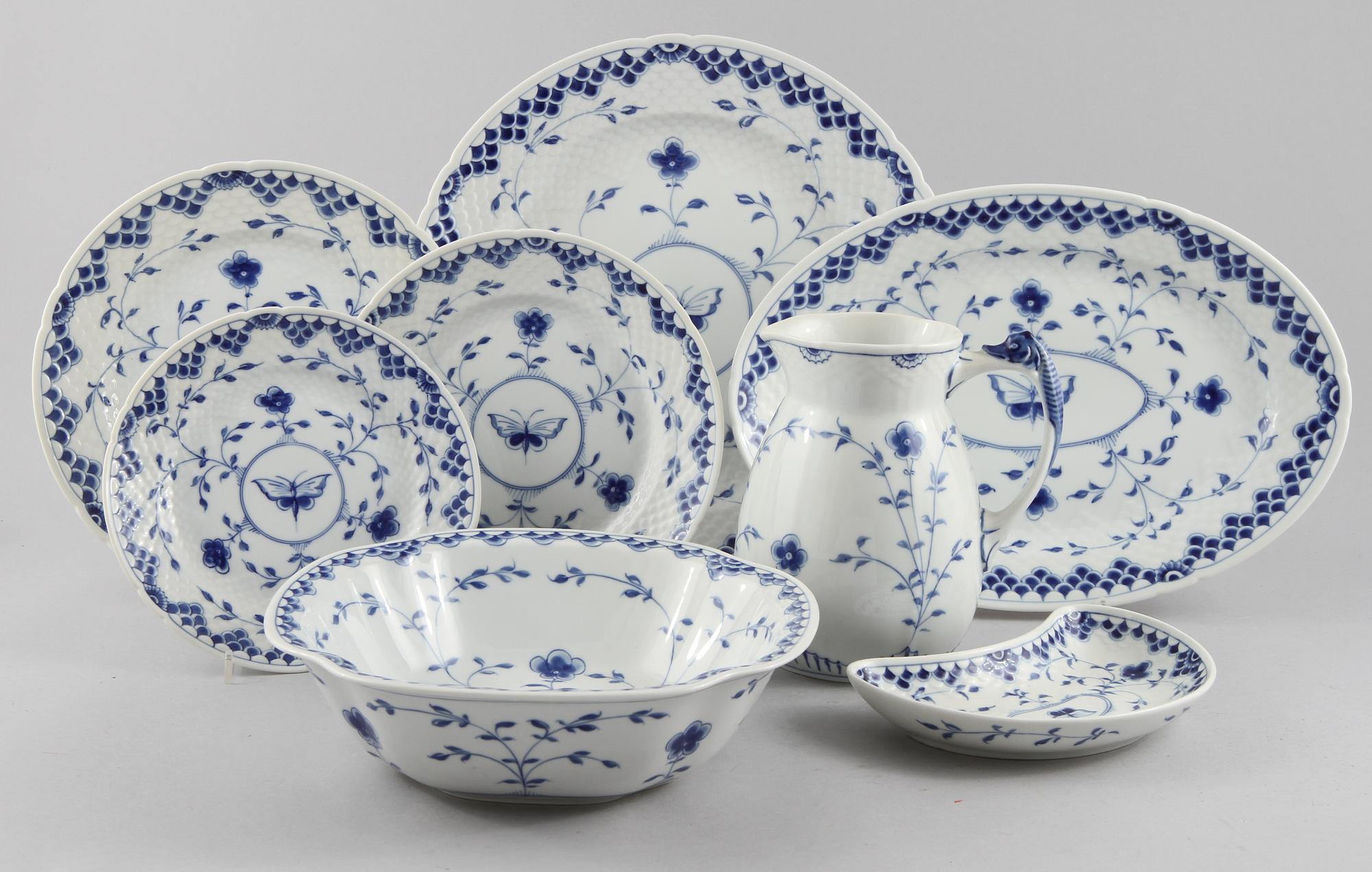 SERVISDELAR, ca 70 st, "Sommerfugl", Bing & Gröndahl, omkring 1900-talets mitt.