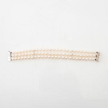 Bracelet of three strands of cultured pearls with a clasp of 18K white gold.