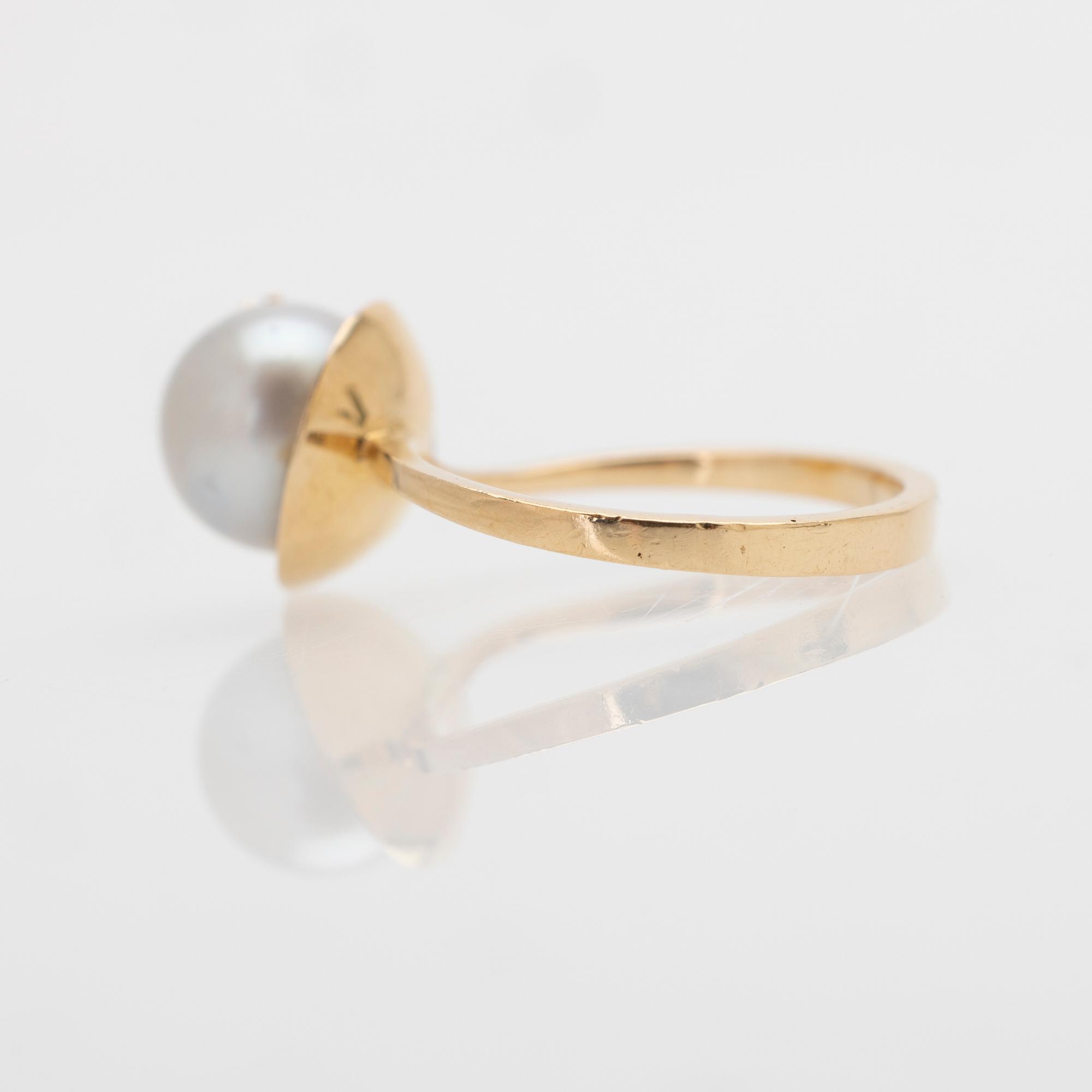 18K gold ring with a cultured pearl and a diamond.