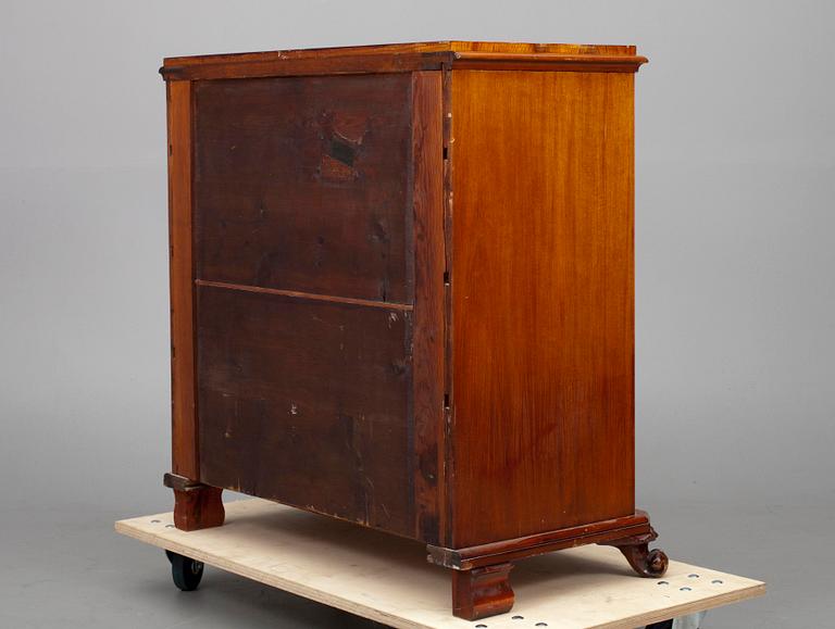 BYRÅ, mahognyfanerat, senempire, 1800-talets senare hälft.