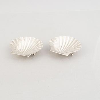 A pair of silver shell-shaped bowls, mark of Robert Dicker, London 1892.