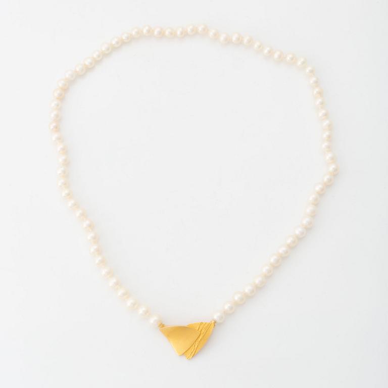 A Lapponia ring and pearl necklace.