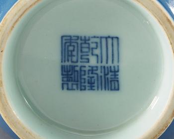 VAS, porslin. Qing dynastin, 1800-tal med Qianlongs märke.