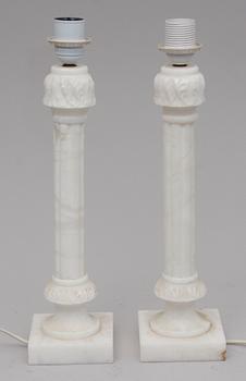 BORDSARMATURER, ett par. Alabaster.