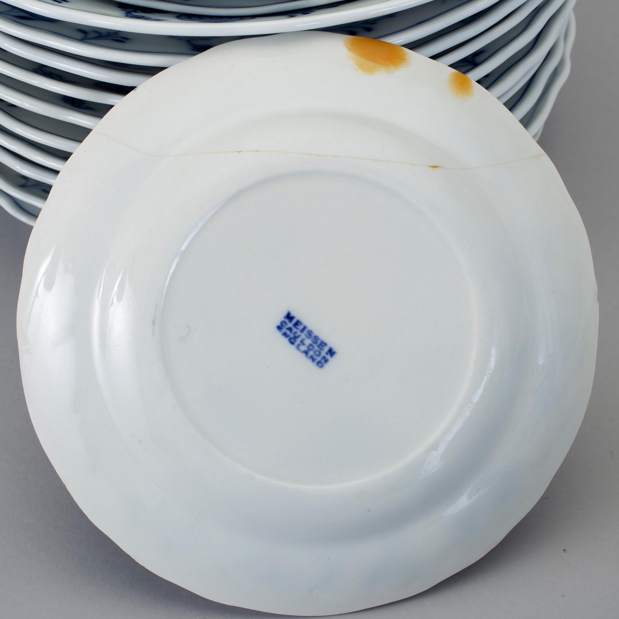 SERVISDELAR, 17 st, "Lökmönstret", främst, Český Porselan, märkta Meissen, Tjeckien.