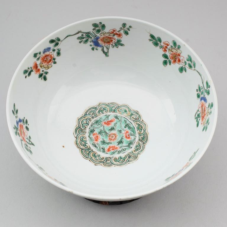 A famille verte bowl, Qing dynasty Kangxi (1662-1722).