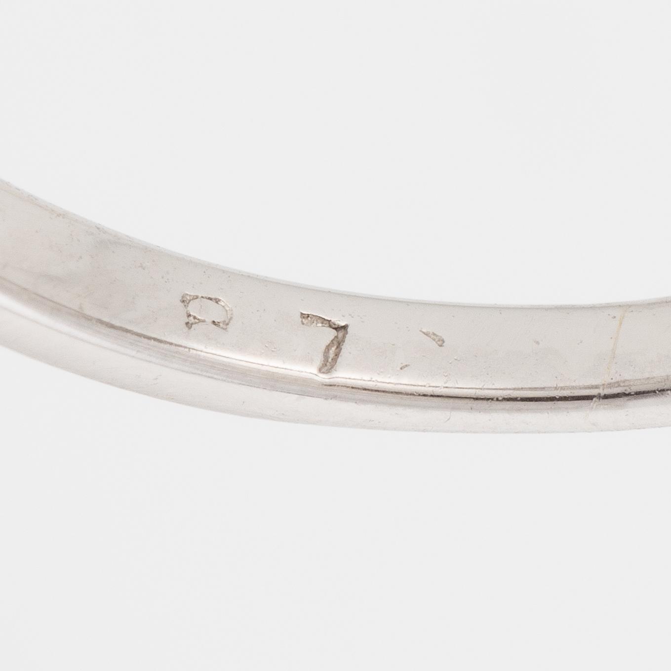 Ring 18K vitguld med en fasettslipad rubin.