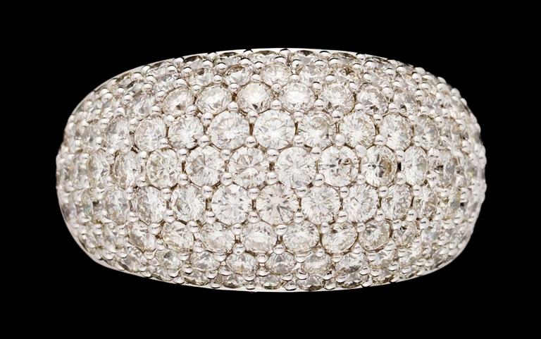 RING MED 123 BRILJANTSLIPADE DIAMANTER.