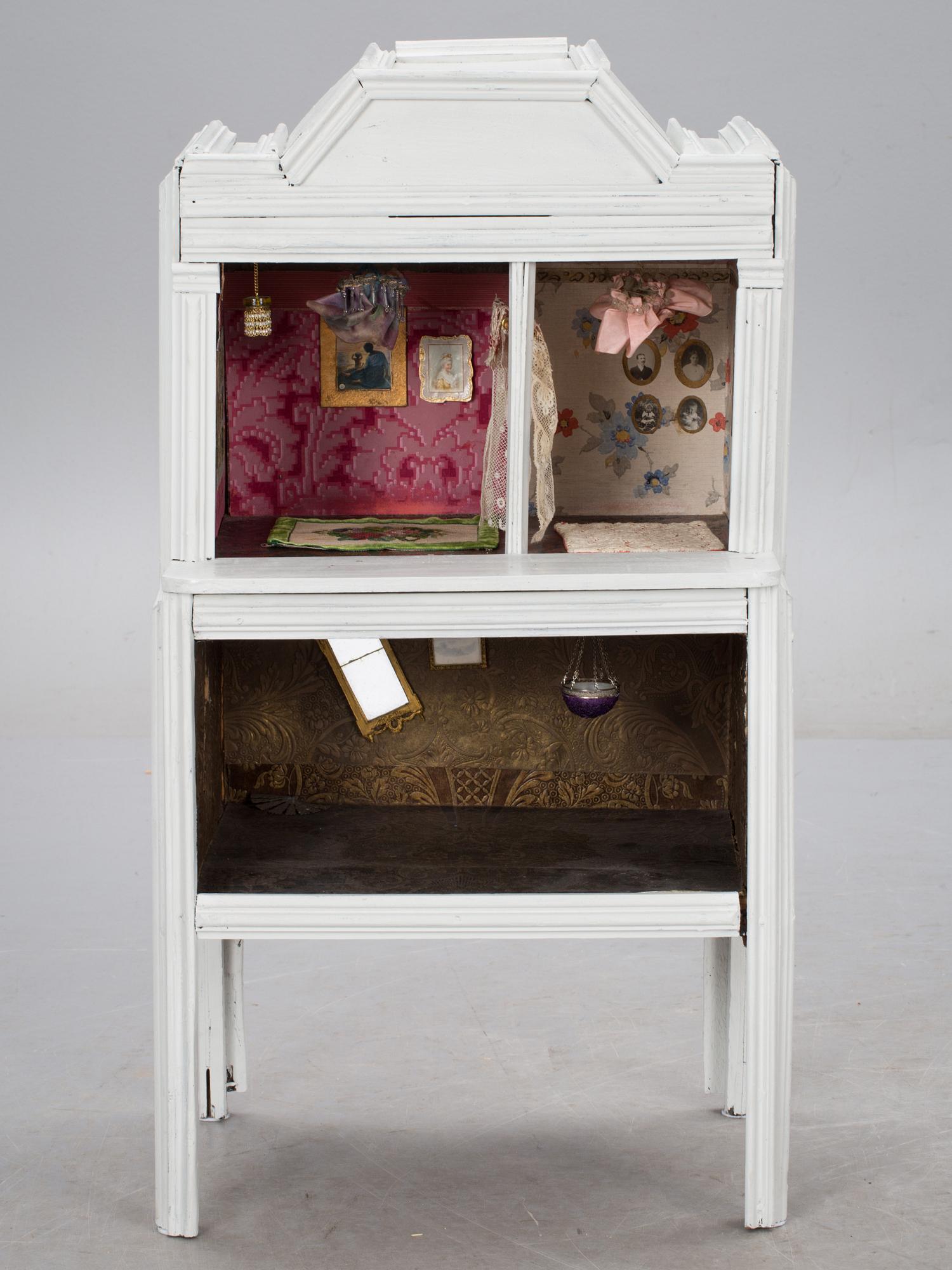 DOCKSKÅP med  MÖBLER samt DOCKOR, 1900-tal.