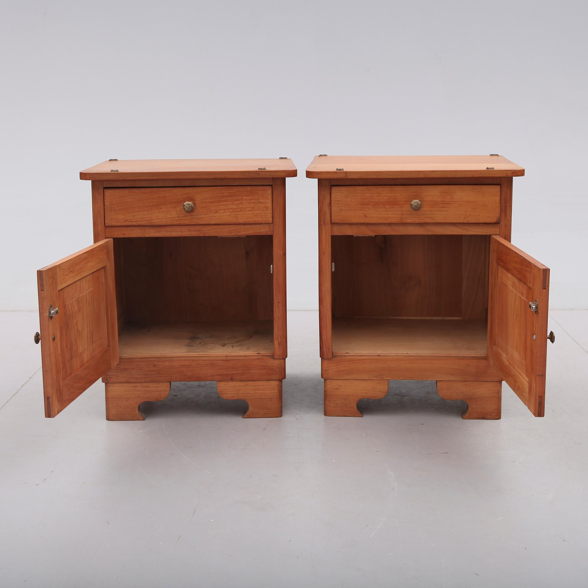 SÄNGBORD, 1 par, 1900-talets mitt.