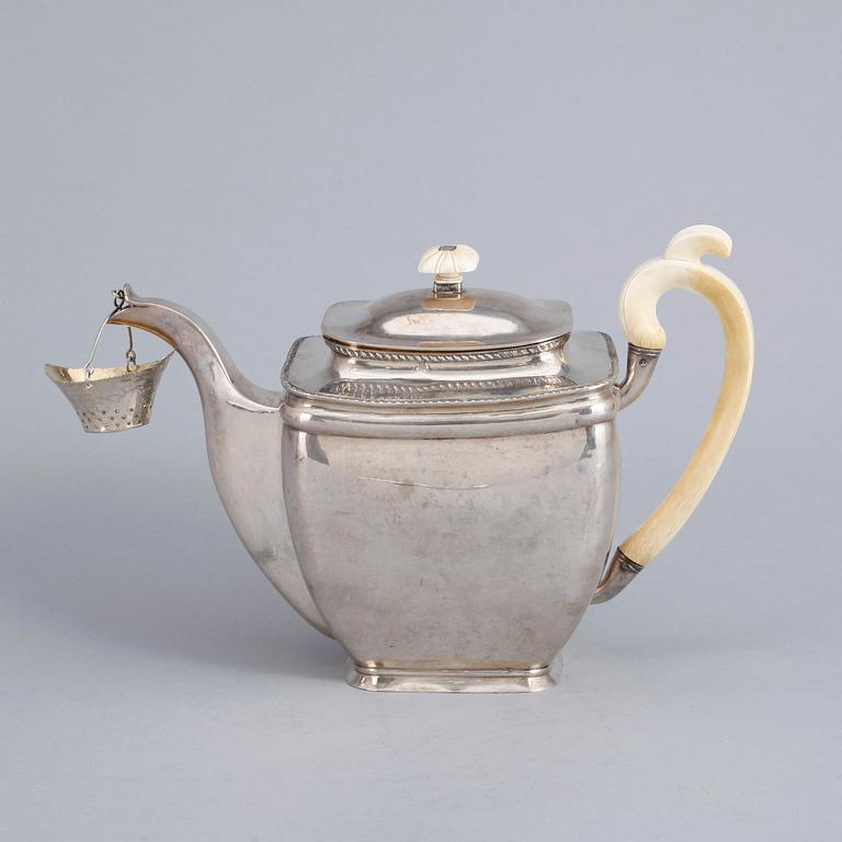 TEKANNA, silver, empire, Ryssland, 1831. Vikt ca 638 gram.