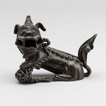 FOHUND, Kina omkring 1900 patinerad brons.