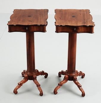 KUNGLIGA PELARBORD, ett par, senempire/nyrokoko, ägarmärkta Prinsessan Eugenie av Sverige, troligen 1840-tal.