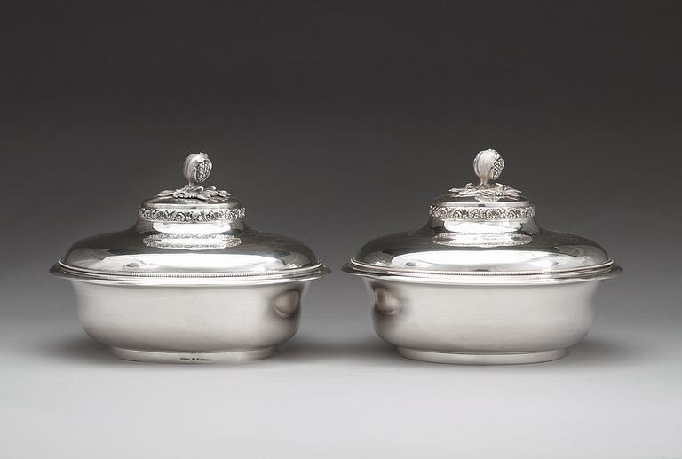 GUSTAF MÖLLENBORG, Stockholm 1849, karotter med lock, ett par, silver.