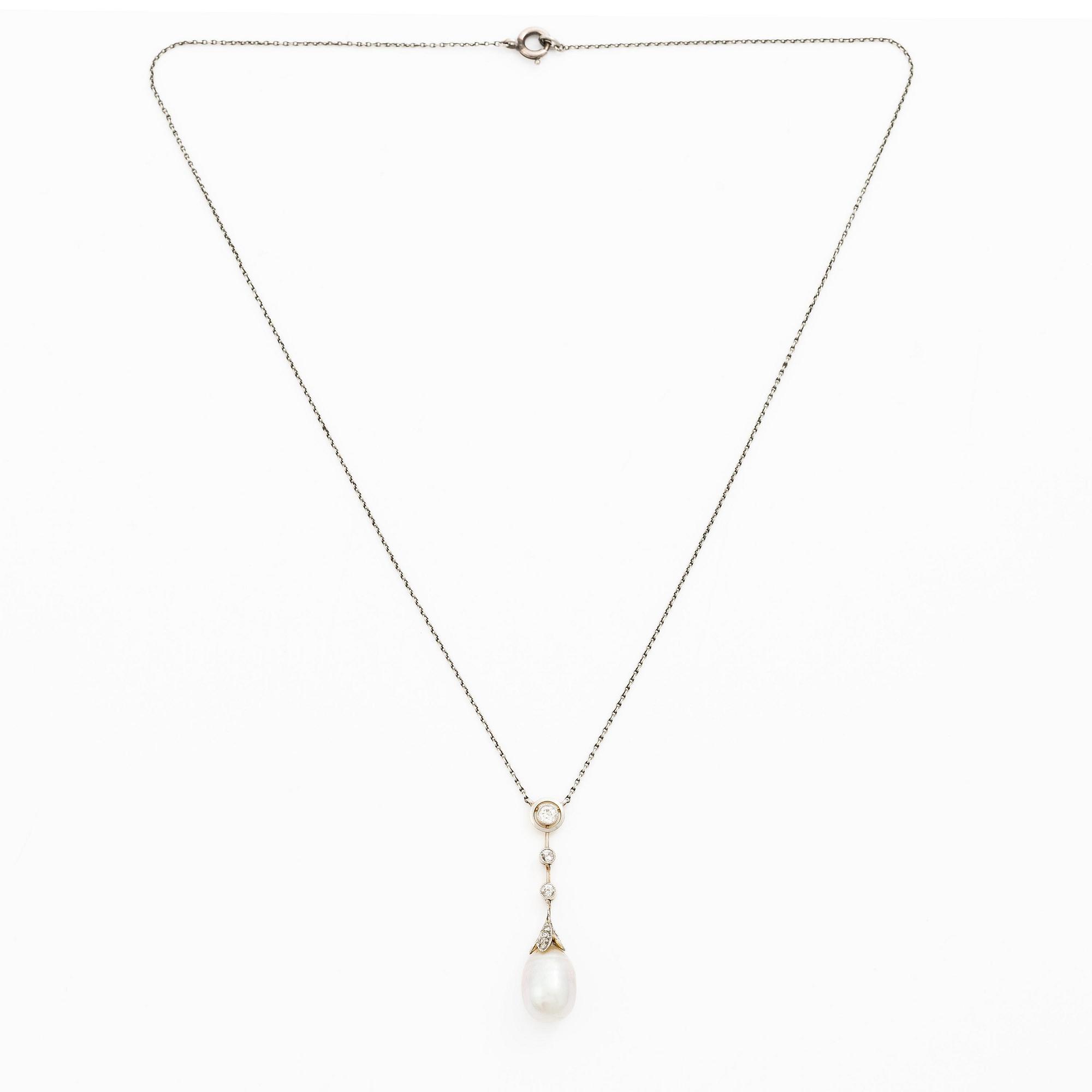 Collier 18K guld och silver med en pärla samt gammalslipade diamanter.