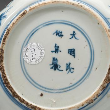 Two blue and white dishes, Ming dynasti, Tianqi /Chongzhen, 17th Century.