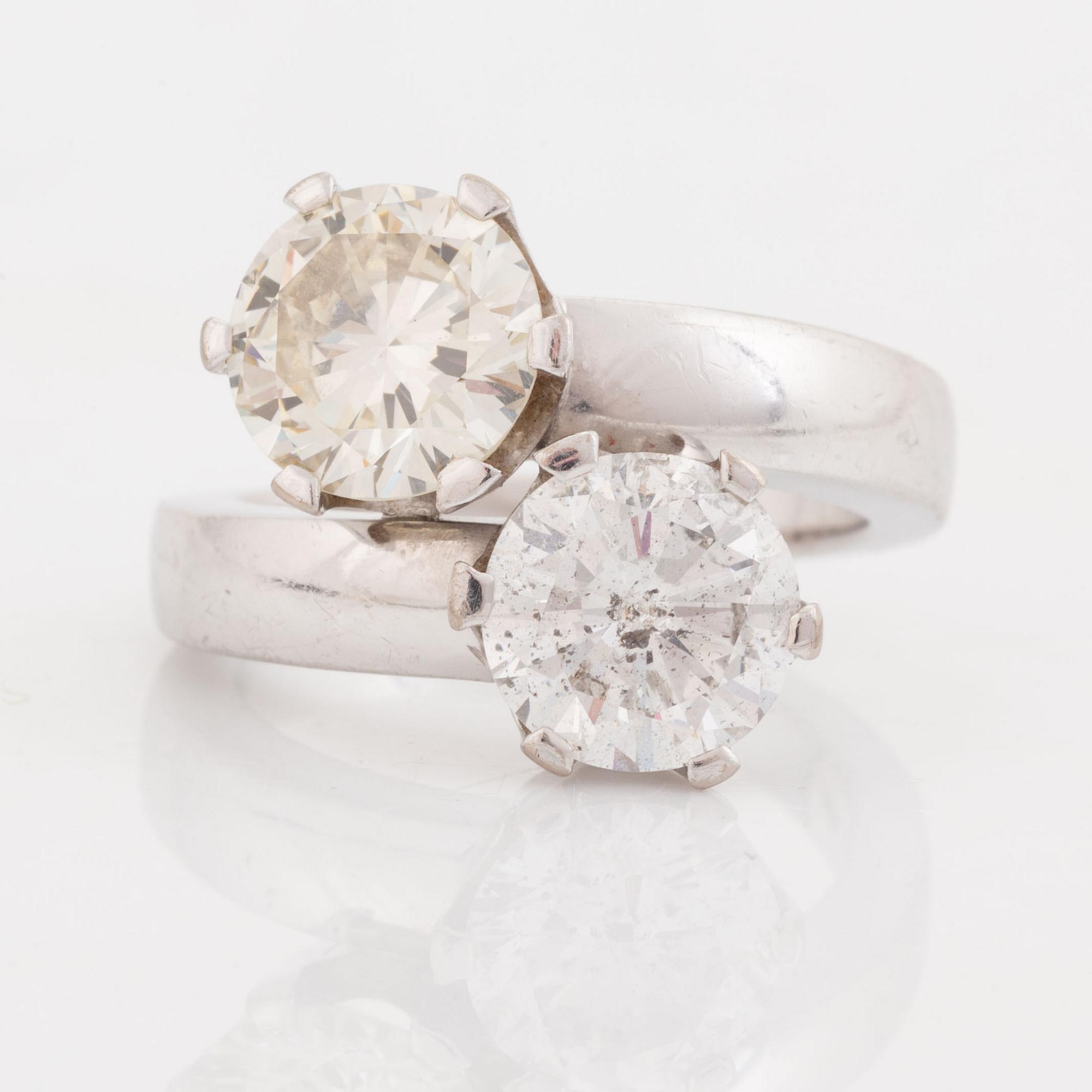 Brilliant cut diamond cross over ring.