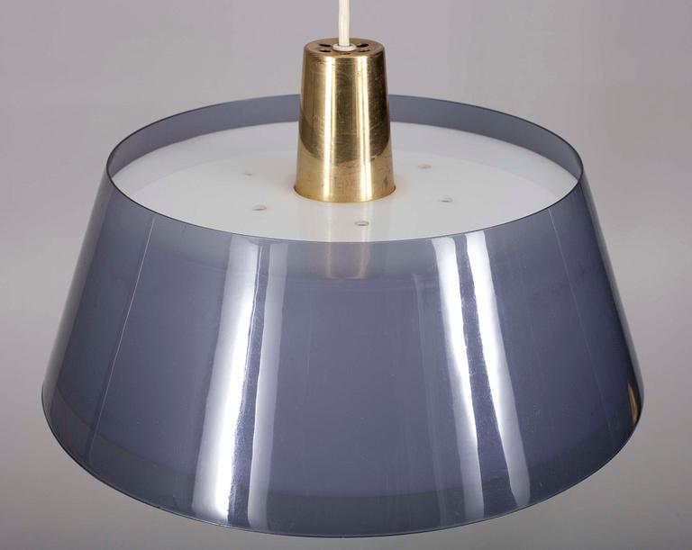 TAKLAMPA, akryl samt mässing, Yki Nummi, Stockmann Orno, 1900-talets senare hälft. Tot. h 69.