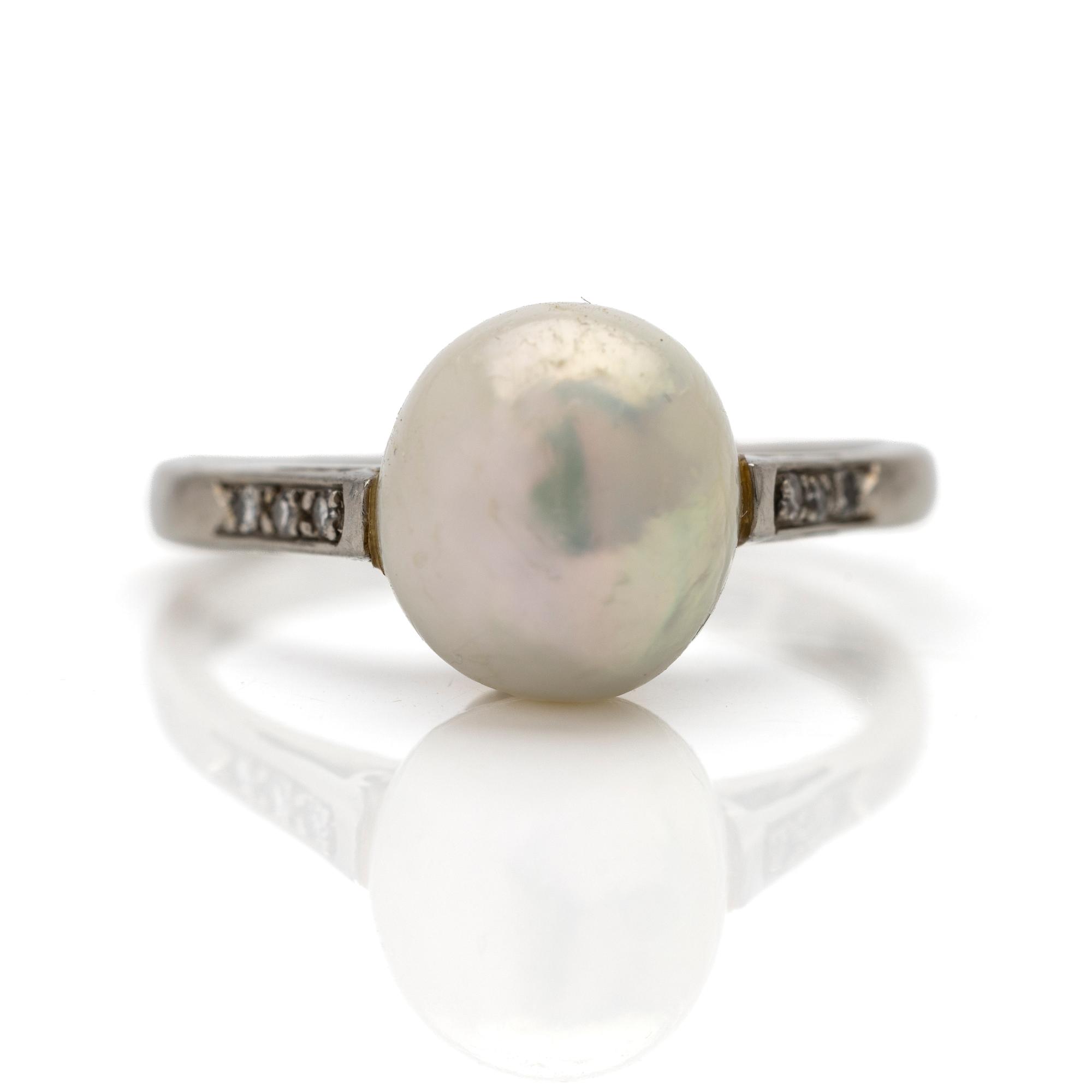 18K white gold ring with diamonds and pearl, CG Hallberg Stockholm 1949.