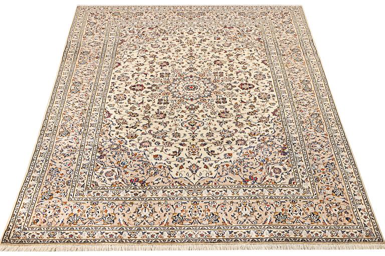 A Keshan carpet, c. 283 x 195 cm.