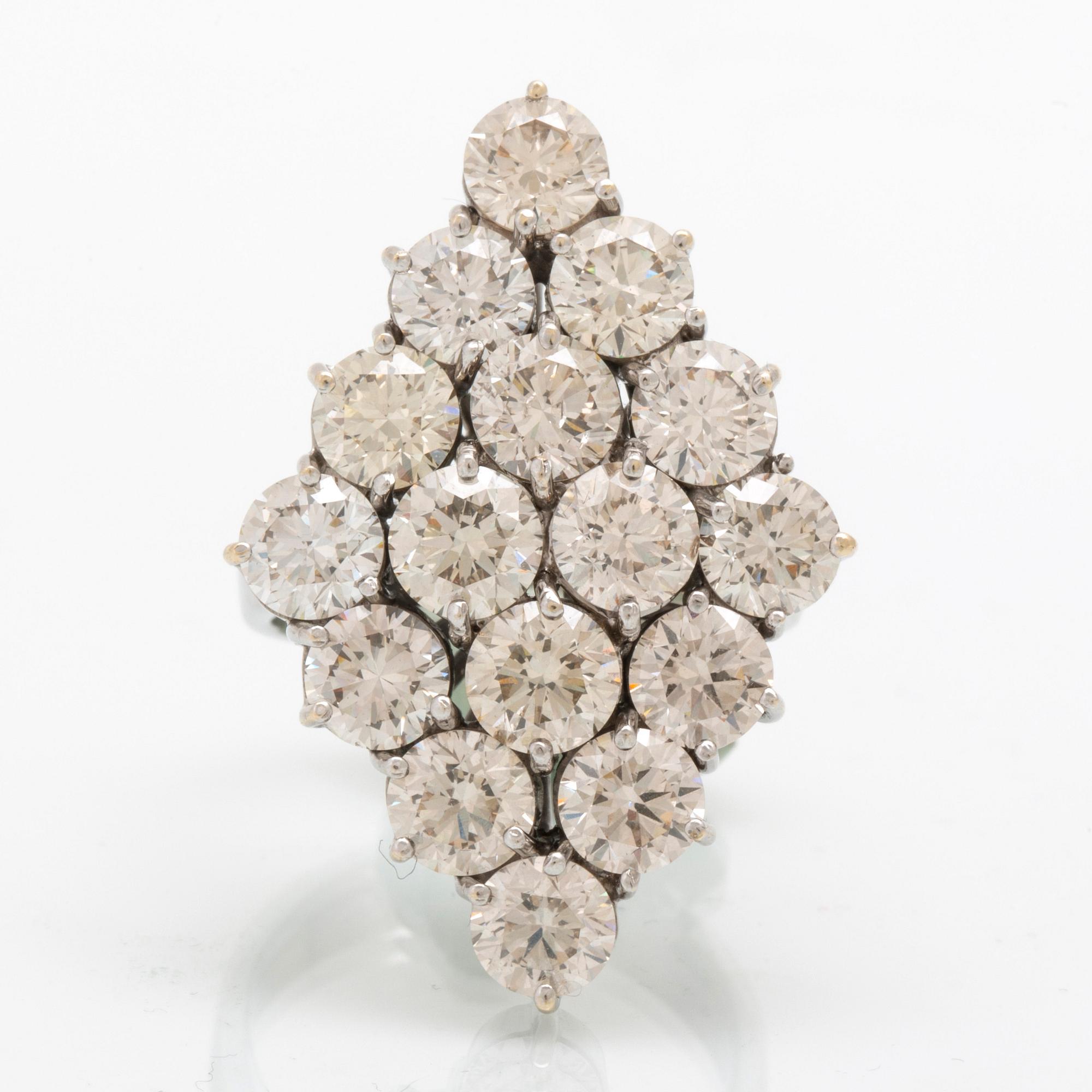 An 18K white gold and diamond ring, approx. 11.2 ct.