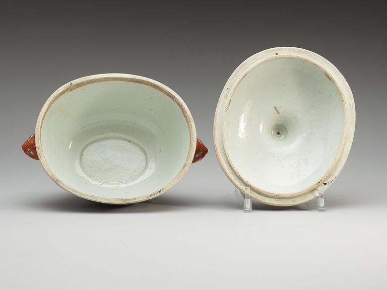 A imari tureen with cover and stand, Qing dynasty, 18th Century.