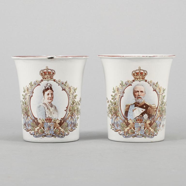 JUBILEUMSMUGGAR, ett par, Oscar II och Sofia av Nassau, emalj.