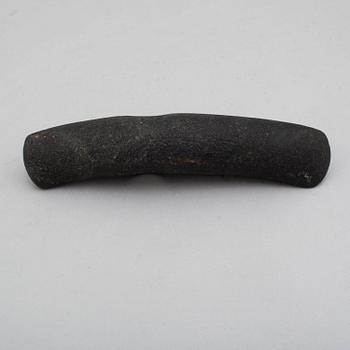 STRIDSYXA/BÅTYXA, i svart bergart, sen neolitikum.