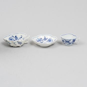 A set of ten porcelain pieces, 'Zwiebelmuster', Meissen and Teichert-Werke in Meissen, Germany.