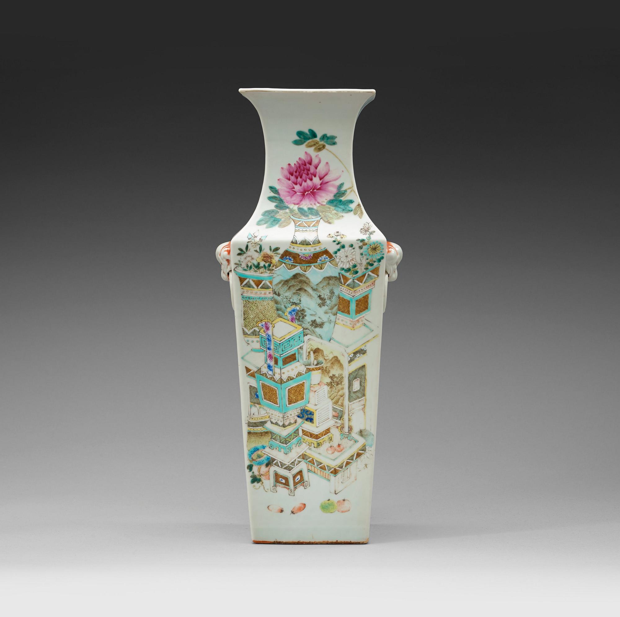 A squared famille rose vase, late Qing dynasty (1644-1912).