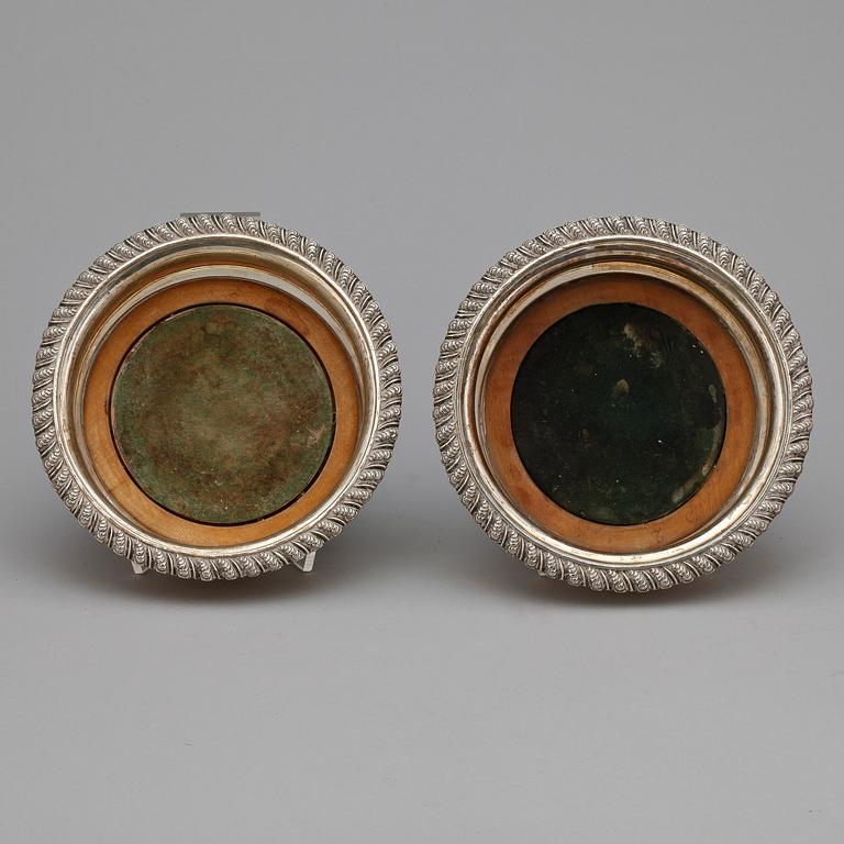 COASTERS, ett par, nysilver, trol England, 1900-tal.