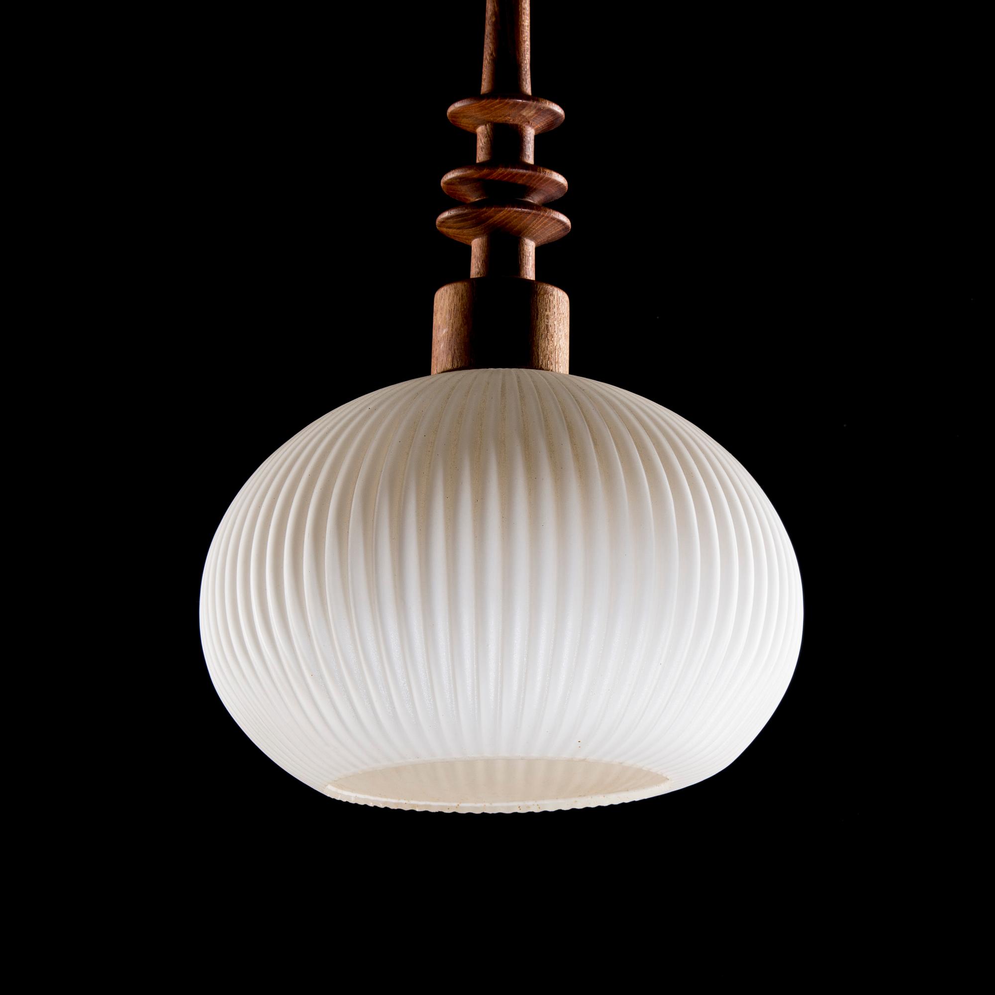 TAKLAMPA, trä samt glas, 1900-talets mitt.