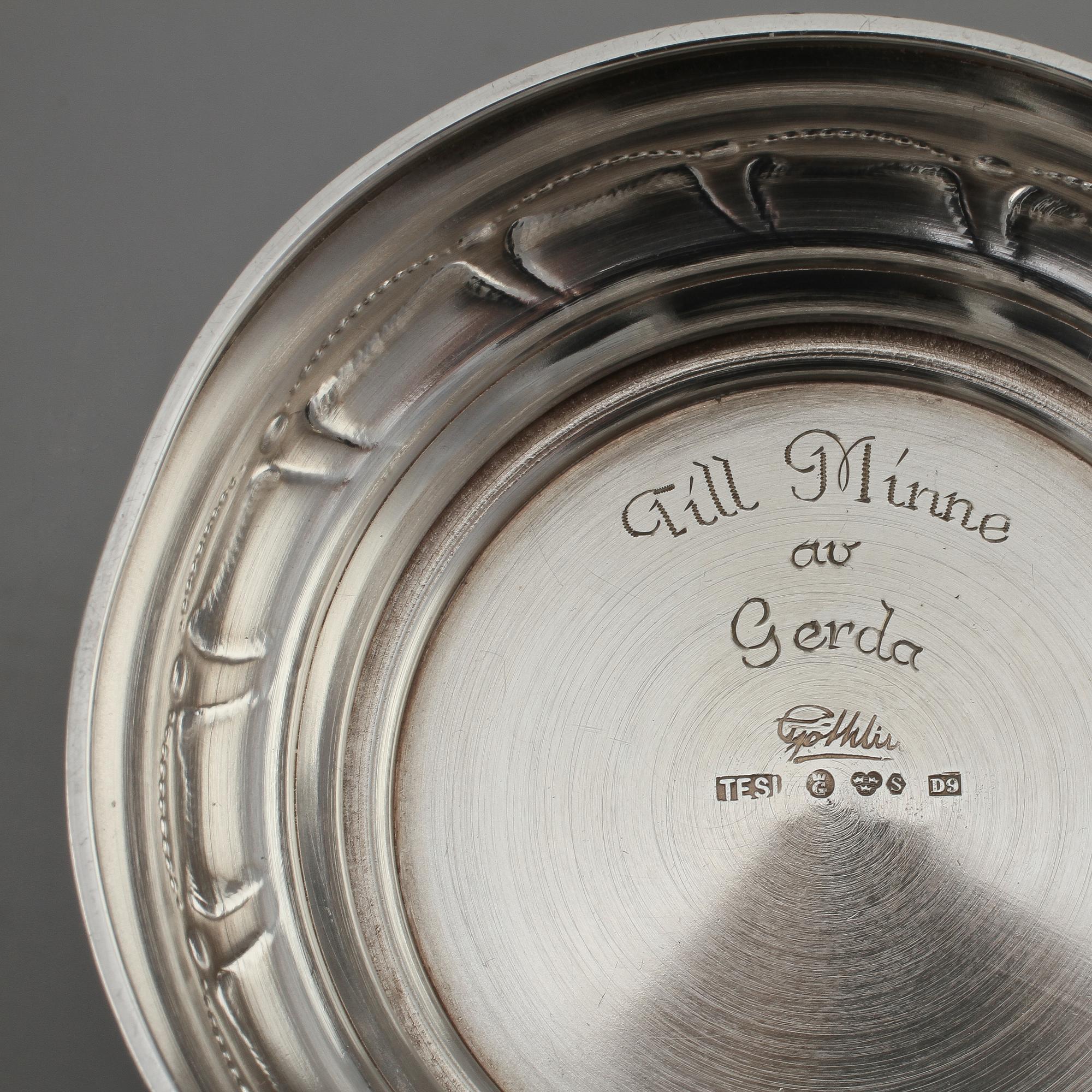 VAS SAMT SKÅL PÅ FOT, silver, 1900-tal. Vikt ca 698 g.