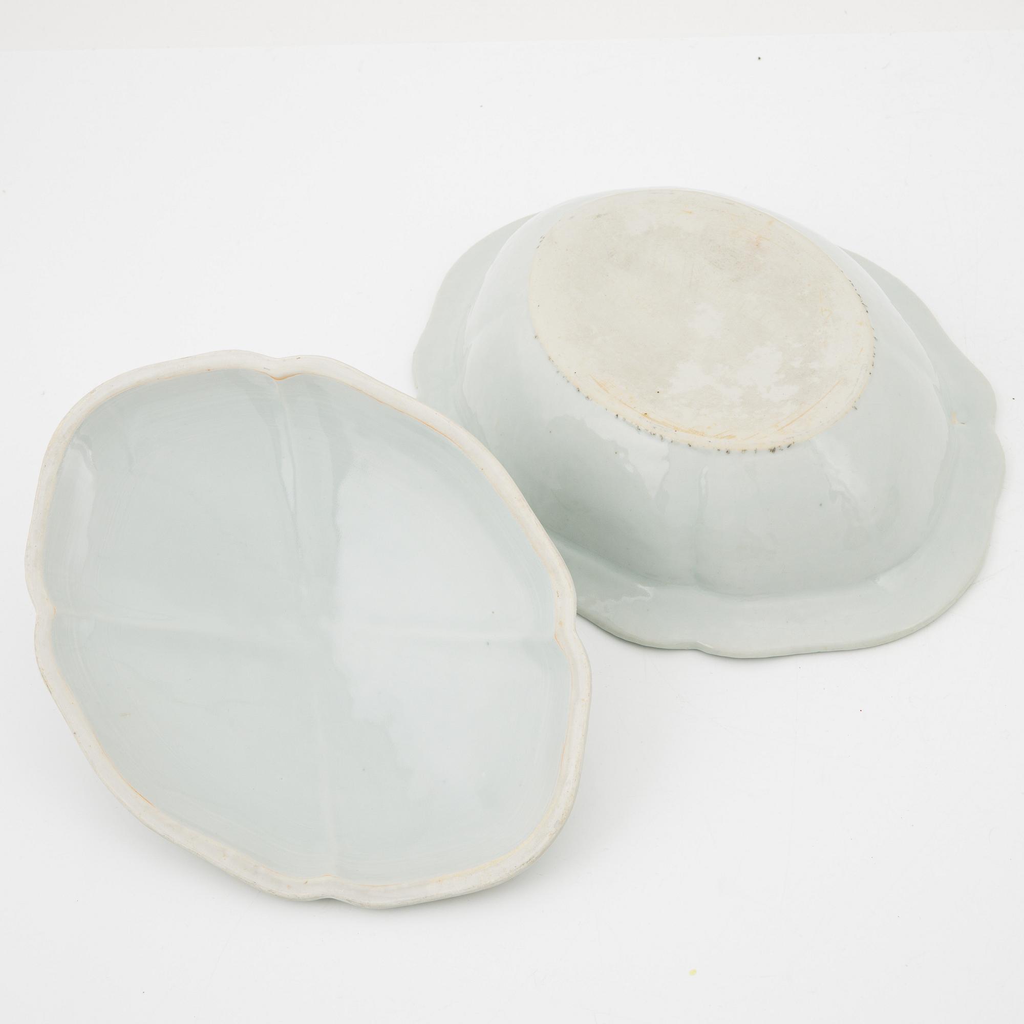 A Chinese Export dinner service, Qing dynasty, Qianlong (1736-95). (51 pieces).