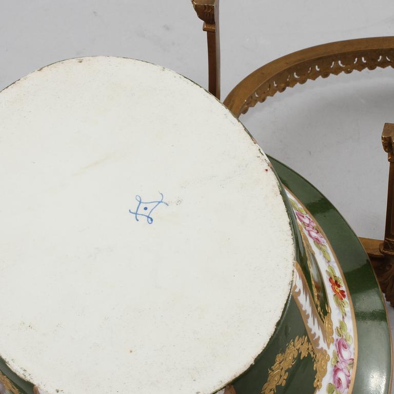 SKÅL, porslin, Sèvres- liknande märke, Louis XVI-stil, 1900-tal.