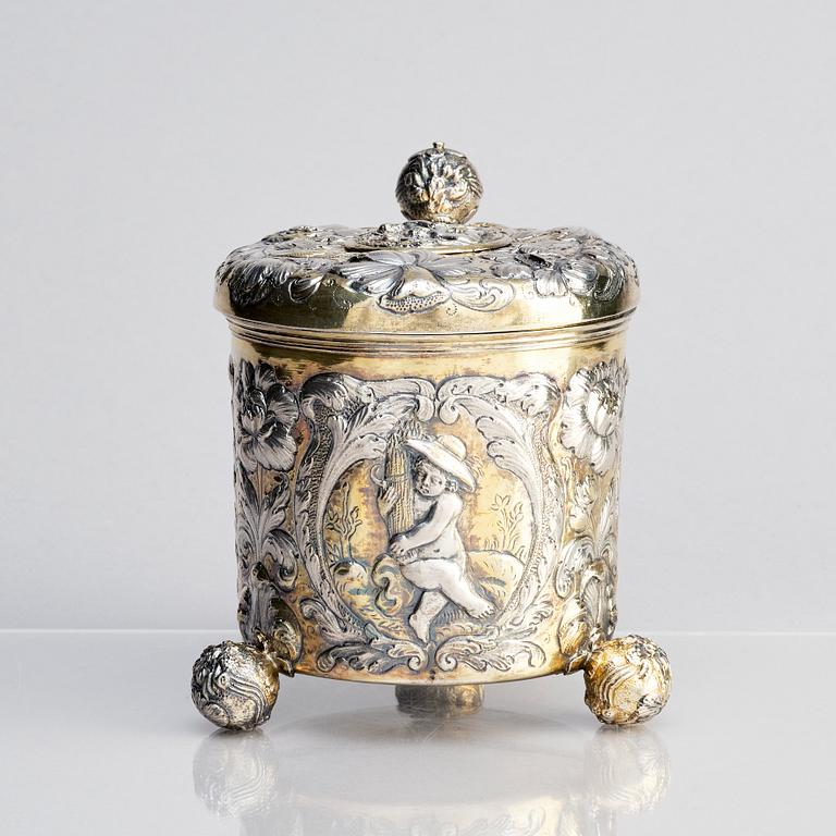 Johan Nützel, dryckeskanna, delvis förgyllt silver, Stockholm (verksam 1674-1716) före 1689. Barock.